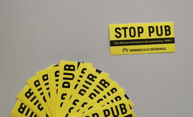 Des autocollants "stop-pub" disponibles dans les équipements